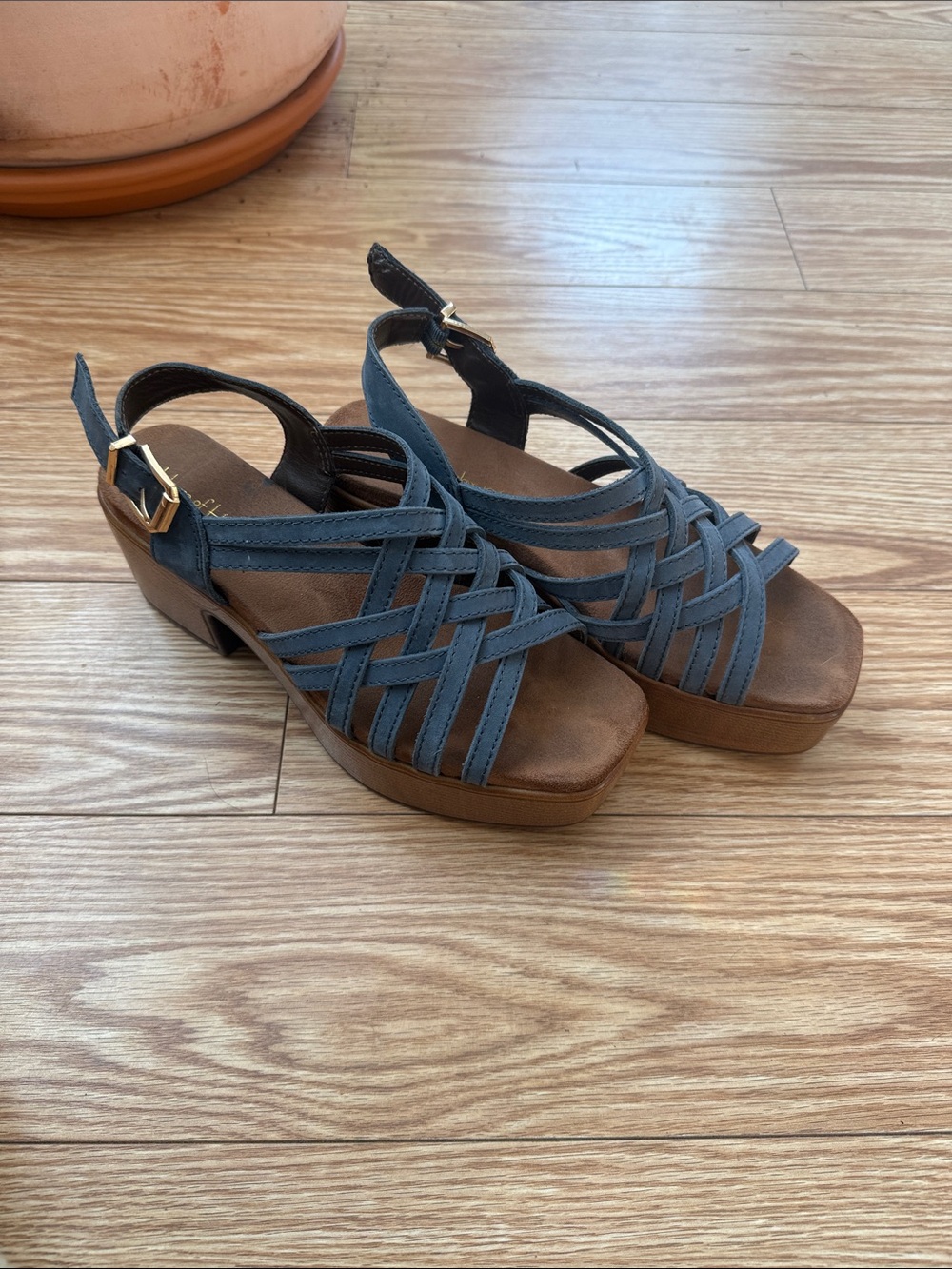 House of Harlow 1960- size 9 Women’s Strappy Blue Platform Sandals with Buckle